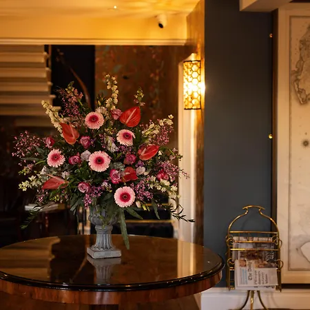 Aynsome Manor Bed and breakfast 3*